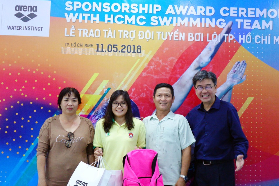 “Tiểu Ánh Viên” Nguyễn Diệp Phương Trâm đặt ra nhiều mục tiêu lớn - 1 Phương Trâm (thứ 2 từ trái sang) được ví như Tiểu Ánh Viên trong môn bơi, đặt ra nhiều mục tiêu quan trọng, chinh phục HCV SEA Games và giành chuẩn tham dự Olympic Tokyo 2020