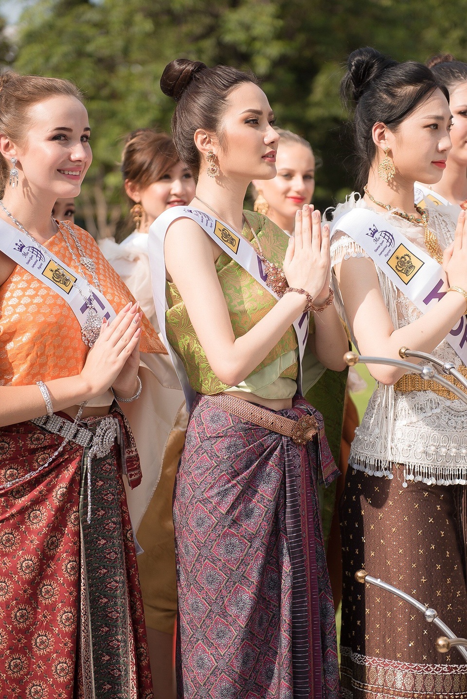 Cùng thí sinh các nước tham quan nơi đây, Diệu Linh bất ngờ khi diện quốc phục của người Thái.