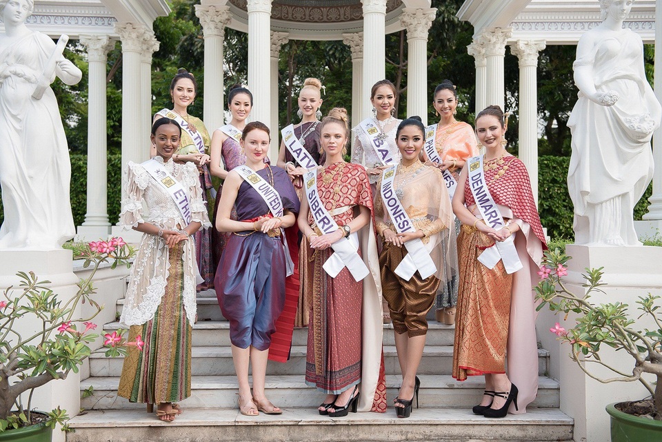Sau phần photoshoot chính thức, dàn thí sinh các nước tham dự cuộc thi Nữ hoàng Du lịch Quốc tế - Miss Tourism Queen Intercontinental 2018 có dịp đến tham quan Cung điện Phaya Thai ở thủ đô Bangkok.