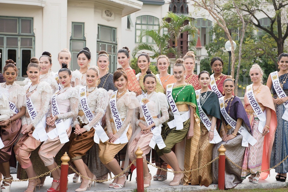 Các người đẹp bày tỏ sự hào hứng khi được khoác trên người bộ trang phục truyền thống của Thái Lan.