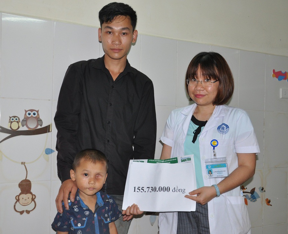 Hơn 155 triệu đồng đến với bé Hùng bị ung thư võng mạc - 3 Tại khoa Nhi của bệnh viện Mắt TW, bác sĩ Phạm Thị Minh Châu thay mặt trao quà cho bố con bé Hùng.
