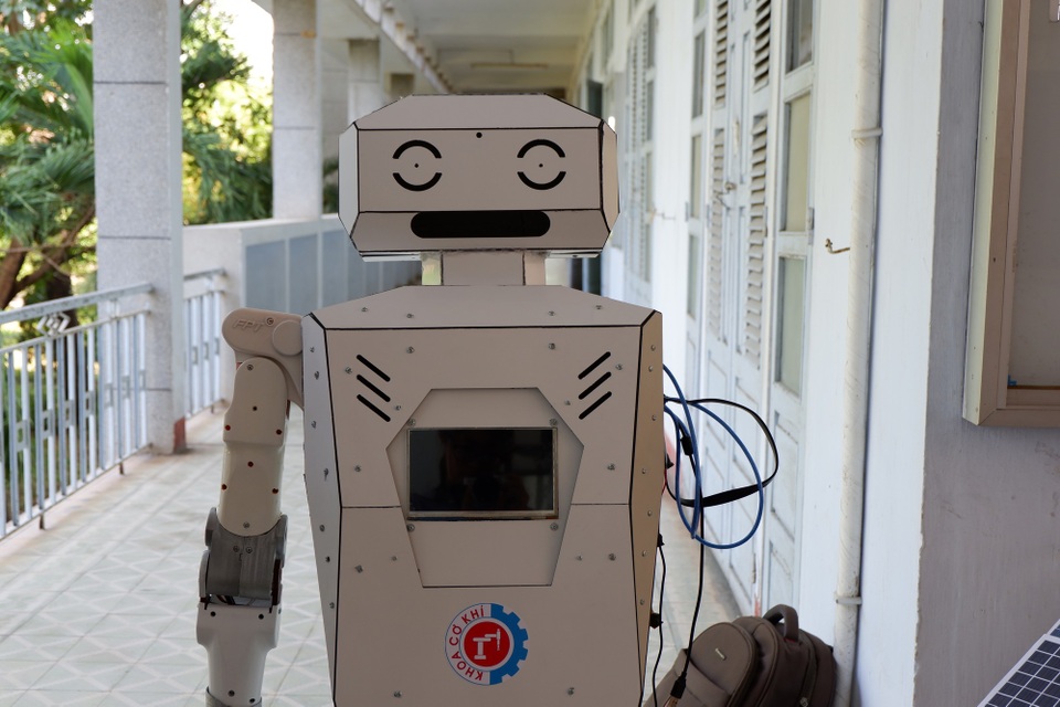Đà Nẵng: Triển lãm đề tài nghiên cứu khoa học của sinh viên - 2
Sản phẩm robot tiếp tân tại triển lãm.