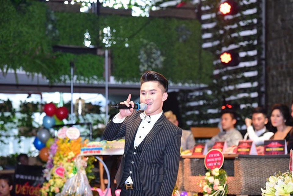 Châu Du Thiên “đỏ mặt” khi được fan nữ ôm chặt trên sân khấu - 2 Du Thiên hát nhiều ca khúc gắn với tên tuổi.