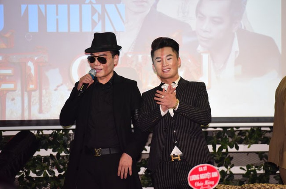 Châu Du Thiên “đỏ mặt” khi được fan nữ ôm chặt trên sân khấu - 1 Ca sĩ Du Thiên ra mắt Huyết chiến mới đây tại Hà Nội.