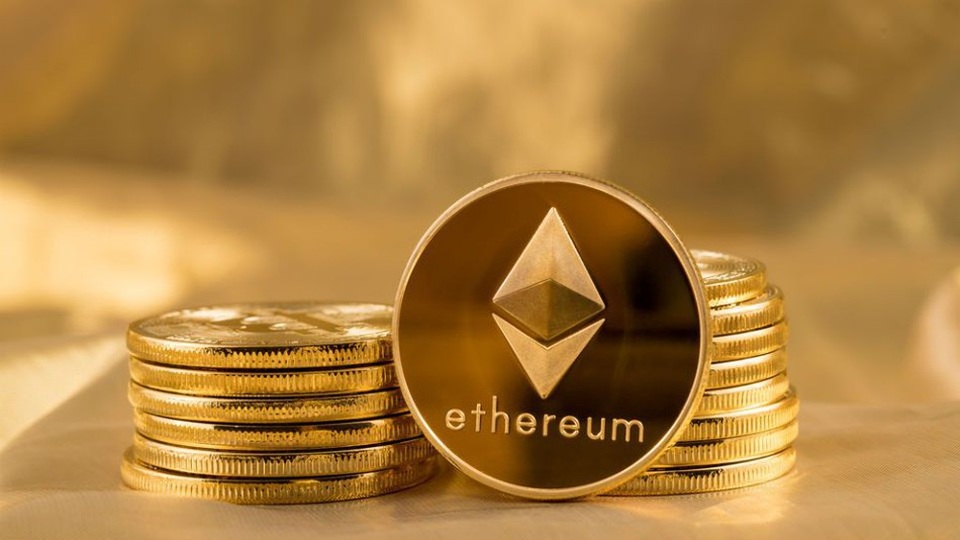 Đồng tiền ảo nào sẽ "soán ngôi" Bitcoin? - 1 Ethereum được cho là sẽ soán ngôi của Bitcoin trong năm 2018, trở thành đồng tiền ảo giá trị nhất.