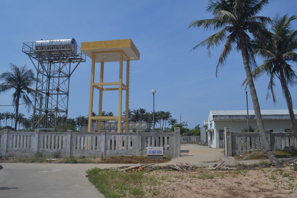 Hệ thống lọc nước triệu đô hỏng, đảo Bé thiếu nước ngọt - 1 Nhà máy lọc nước tại đảo Bé, huyện Lý Sơn gặp sự cố khiến người dân thiếu nước ngọt sinh hoạt
