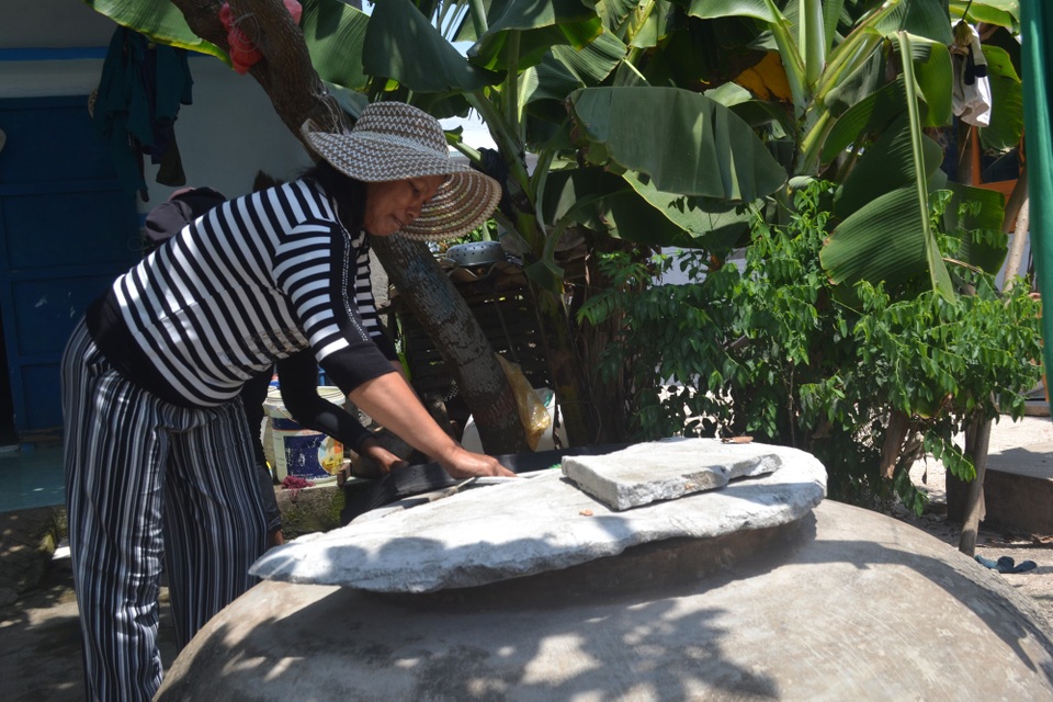 Hệ thống lọc nước triệu đô hỏng, đảo Bé thiếu nước ngọt - 3 Một số hộ dân còn bể trữ nước mưa cũng phải sử dụng nước tiết kiệm