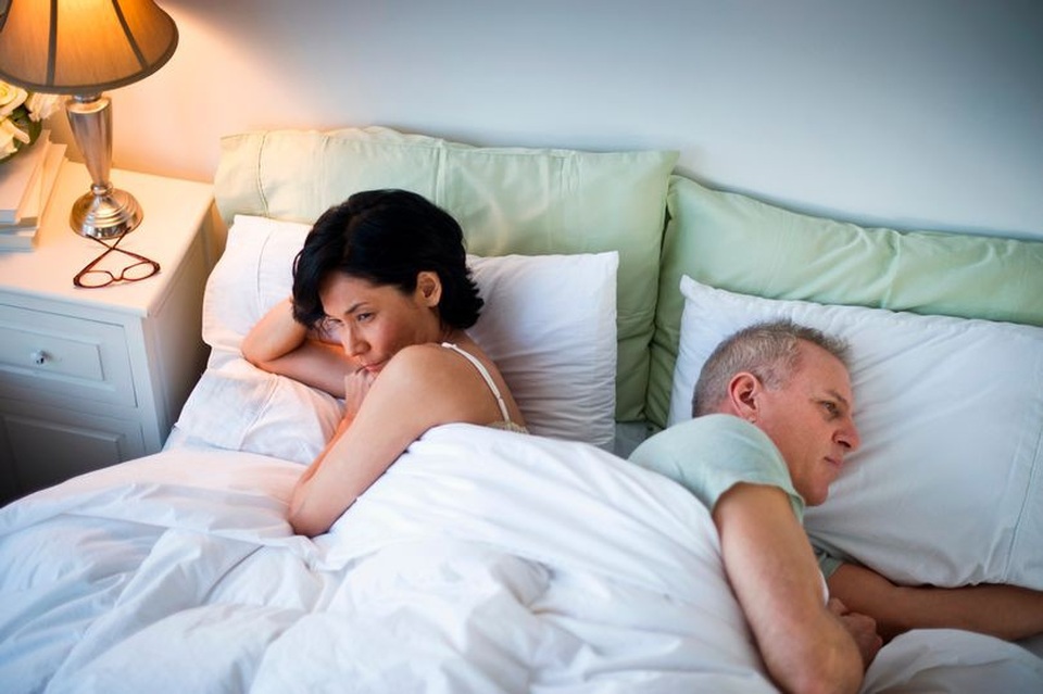 Gối chăn nguội lạnh vì thói quen "cấm vận" chồng - 1