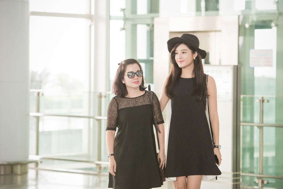 Bất ngờ nhan sắc mẹ các Hoa hậu, Á hậu chẳng thua kém gì con gái - 15 Song hành với con gái trên mọi bước đường, với bà Phương, Huyền My dù có là Á hậu thì trong mắt bà vẫn chỉ là một cô con gái bé bỏng và còn đầy non nớt, dại khờ. Bà Phương cho biết, tuy mạnh mẽ nhưng Huyền My rất chịu sự quản lý của bố mẹ, bố mẹ nói gì cũng nghe.