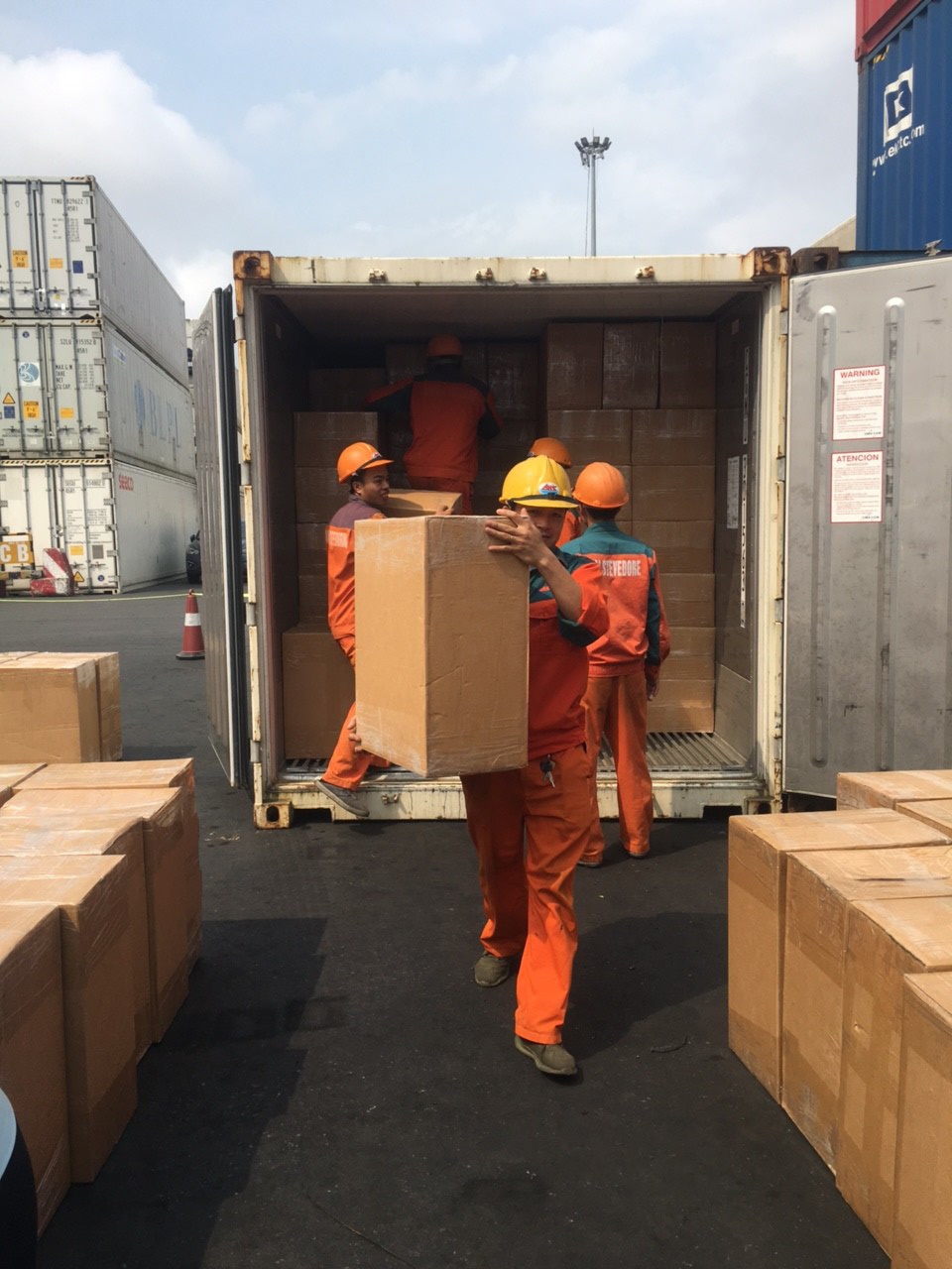 Hai tấn lá Khát cực độc nhập lậu vào Việt Nam qua cảng Hải Phòng - 2
Trên vận đơn lô hàng thể hiện là các hộp chè, gia vị...