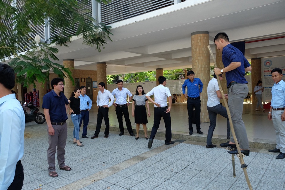 Giáo viên “học” cách chơi trò chơi dân gian để dạy học sinh - 5 Đi cà kheo