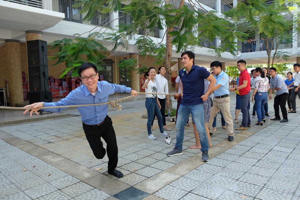 Giáo viên “học” cách chơi trò chơi dân gian để dạy học sinh - 1 Các giáo viên tham dự tập huấn hào hứng với các trò chơi dân gian sẽ được tổ chức trong các trường học ở Đà Nẵng từ mùa hè này