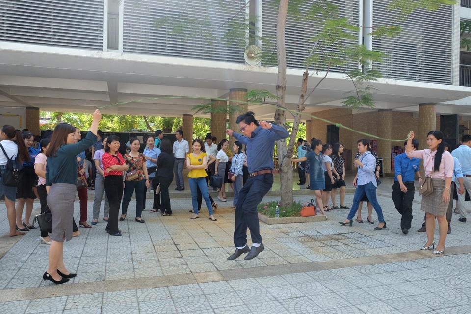 Giáo viên “học” cách chơi trò chơi dân gian để dạy học sinh - 6 Các giáo viên phụ trách đoàn, đội chia sẻ đã được trở về tuổi thơ và tin rằng các em học sinh cũng sẽ cảm thấy vui với các trò chơi dân gian, trò chơi tập thể truyền thống này