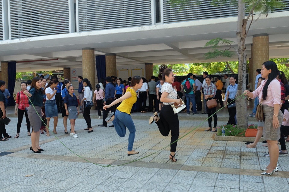 Giáo viên “học” cách chơi trò chơi dân gian để dạy học sinh - 2 Nhảy dây