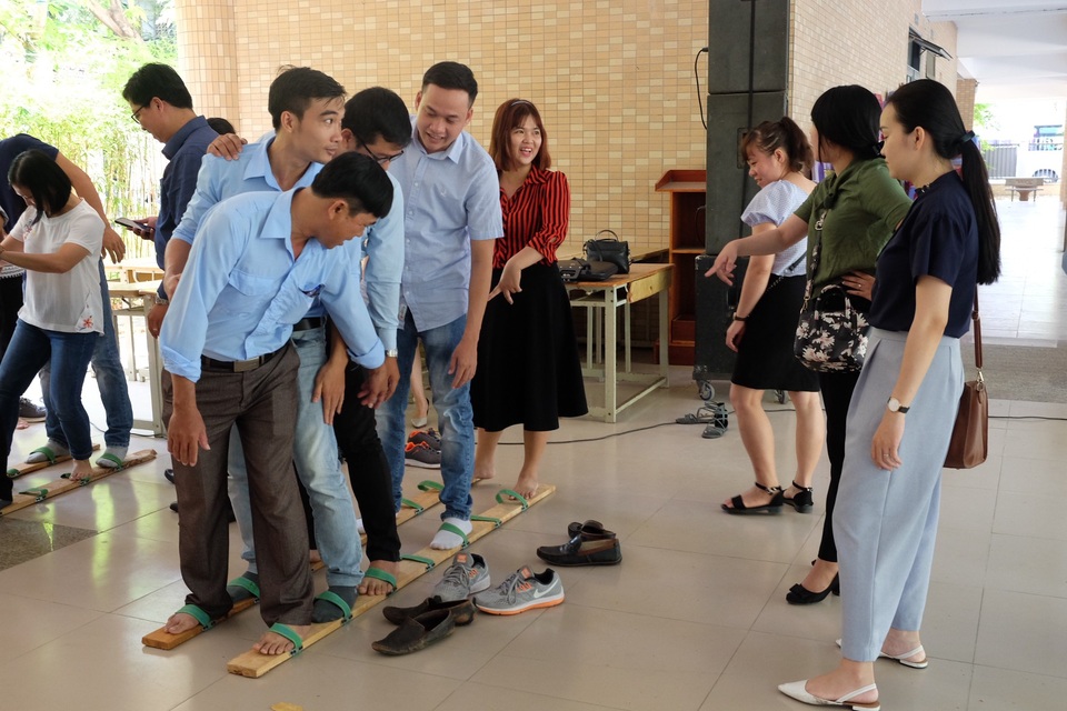 Giáo viên “học” cách chơi trò chơi dân gian để dạy học sinh - 4 Lướt ván trên cạn