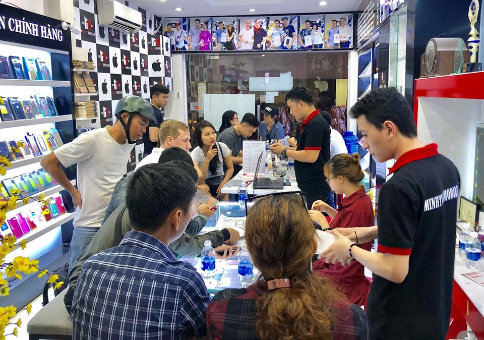 iPhone 6 cũ xuống dưới 3,5 triệu đồng bất ngờ hút hàng trở lại - 1 Sức mua iPhone 6 bất ngờ tăng mạnh trở lại tại TPHCM