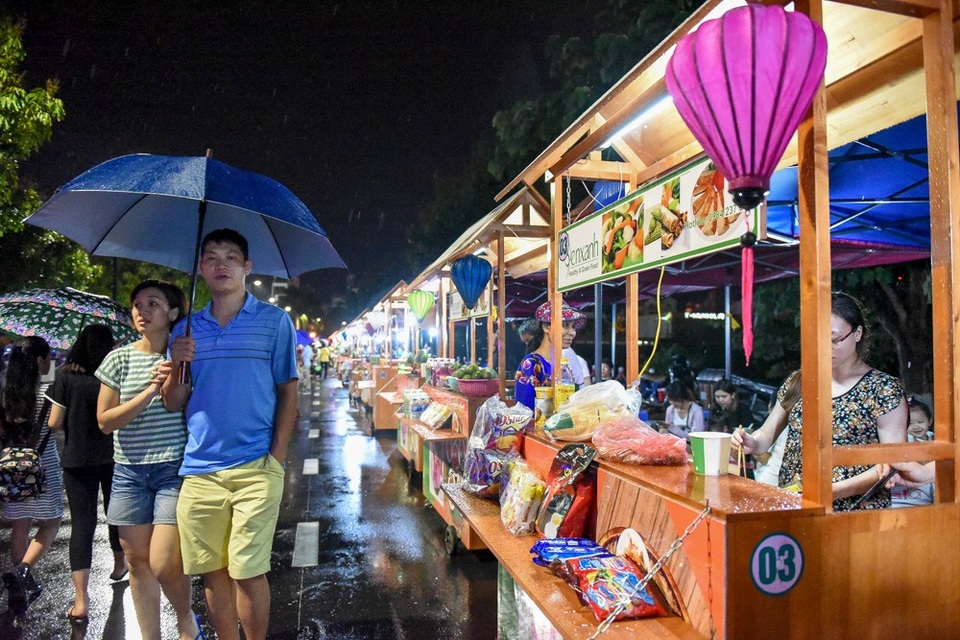 Người dân Hà Nội đội mưa dự khai trương phố đi bộ Trịnh Công Sơn - 11
Một số gian hàng bán đồ lưu niệm, ẩm thực cũng đã đi vào hoạt động ngay trong ngày đầu tiên khai trương phố đi bộ.