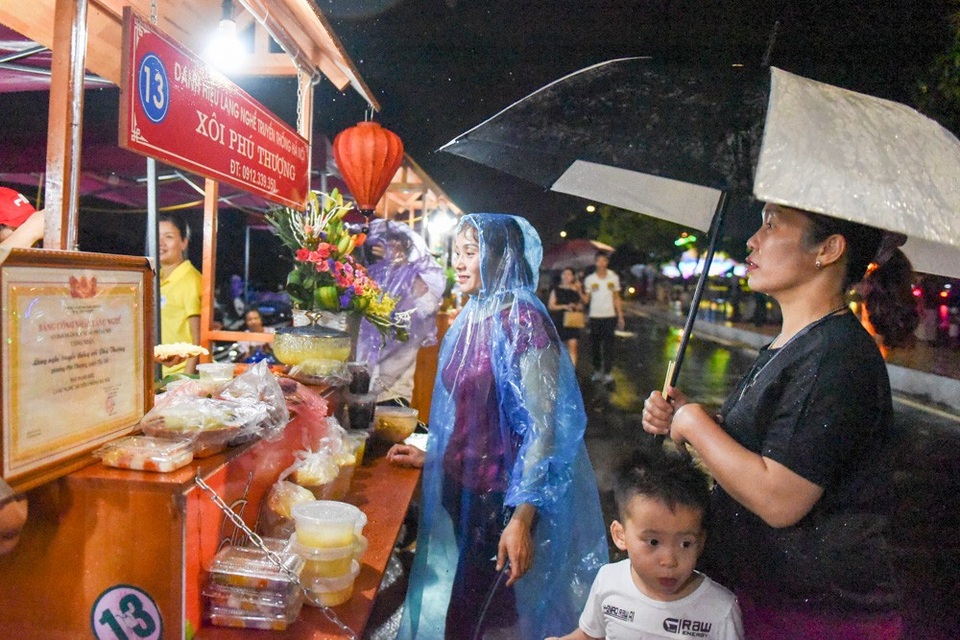 Người dân Hà Nội đội mưa dự khai trương phố đi bộ Trịnh Công Sơn - 7
Phố Trịnh Công Sơn kéo dài từ ngã ba ngõ 612 Lạc Long Quân đến điểm giao với dốc ngã ba đê Âu Cơ, dài khoảng 900 m, thuộc quận Tây Hồ.