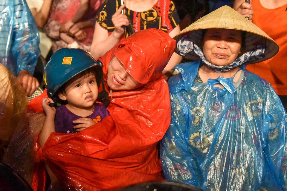 Người dân Hà Nội đội mưa dự khai trương phố đi bộ Trịnh Công Sơn - 8
Em nhỏ theo chân phụ huynh tới dự khai trương phố đi bộ.