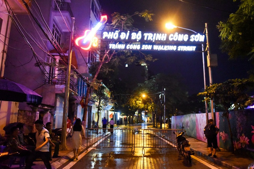 Người dân Hà Nội đội mưa dự khai trương phố đi bộ Trịnh Công Sơn - 1
Tối 11/5, phố đi bộ Trịnh Công Sơn khai trương trong thời tiết có mưa nhỏ. Đây là tuyến phố đi bộ thứ hai ở Hà Nội.