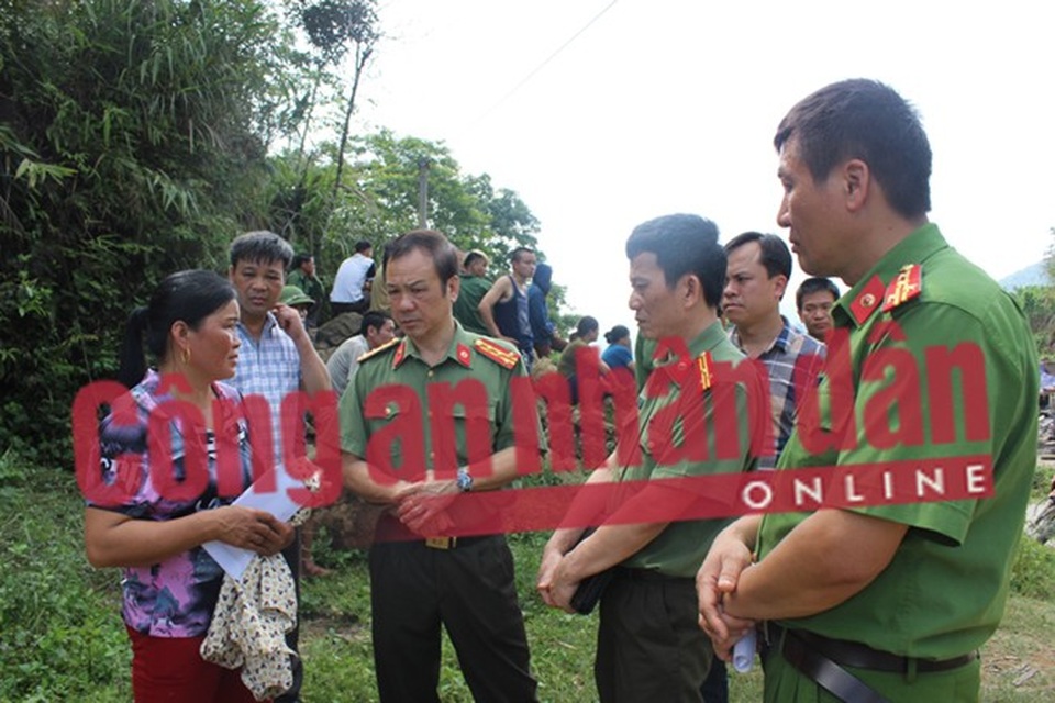 Vụ hiếp dâm, sát hại 4 người ở Cao Bằng: Bàng hoàng nghe lời kể của người thoát chết - 1 Lãnh đạo Công an tỉnh tới thăm hỏi, sẻ chia nỗi đau với gia đình các nạn nhân.