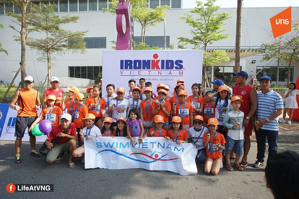 
Các em thiếu nhi thuộc tổ chức Phòng chống tai nạn đuối nước trẻ em miền Trung (SwimVietnam) tham gia cuộc thi Ironkids với sự tài trợ của Công ty CP VNG
