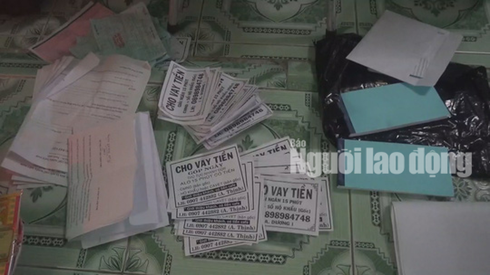 Phát hiện “sào huyệt” của nhóm cho vay nặng lãi - 3 Hàng ngàn tờ rơi quảng cáo và sổ sách có liên quan đến hoạt động cho vay