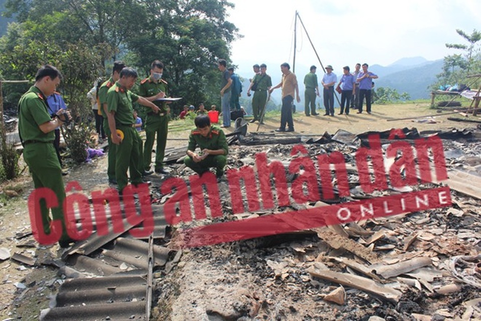 Vụ hiếp dâm, sát hại 4 người ở Cao Bằng: Bàng hoàng nghe lời kể của người thoát chết - 4 Lực lượng Công an tỉnh phối hợp với các đơn vị chức năng tiến hành khám nghiệm hiện trường.