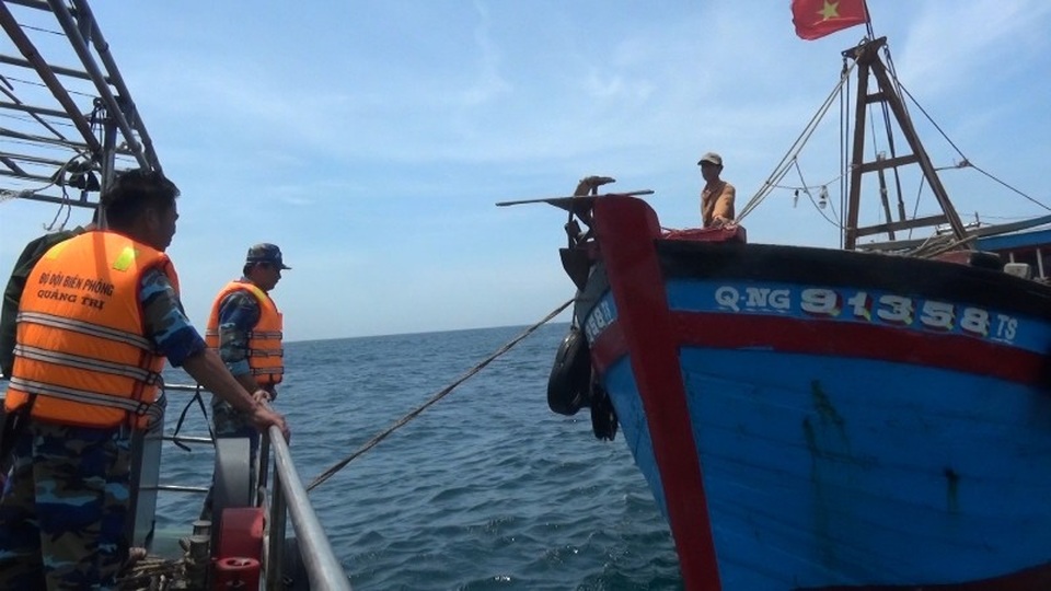 Ngăn chặn tàu giã cào khai thác hải sản trái phép trên biển - 1 Tàu tuần tra tiếp cận tàu cá vi phạm