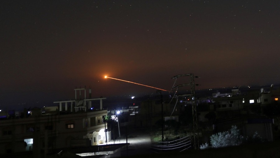 Máy bay Israel phá hủy hệ thống tên lửa Syria sau khi bị đưa vào tầm ngắm - 1
Tên lửa vụt qua bầu trời ở Daraa của Syria rạng sáng 10/5. (Ảnh: Reuters)