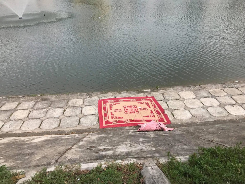 Hà Nội: Phát hiện người đàn ông tử vong dưới hồ Ngọc Khánh - 1 Nơi phát hiện thi thể người đàn ông được đưa lên bờ tại hồ Ngọc Khánh.
