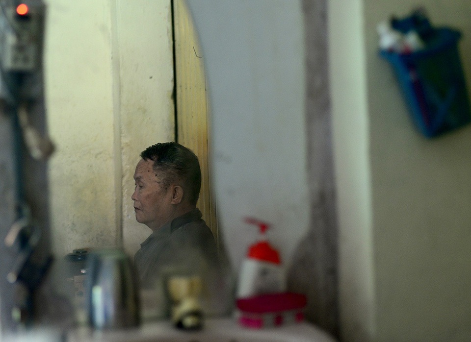 Chuyện ở Thủ Thiêm: "Nước mắt không giải quyết được vấn đề" - 3 Sau những ngày đấu tranh giữ đất, chồng bà Nga nhiều lần bị tai biến ngồi một chỗ.