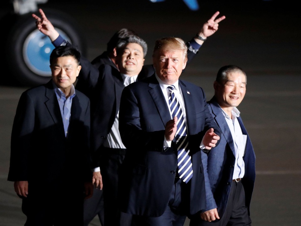 Tổng thống Trump: Mỹ không trả tiền để Triều Tiên thả con tin - 1 Tổng thống Trump đón 3 công dân Mỹ được Triều Tiên trả tự do hôm 10/5 (Ảnh: Sky)