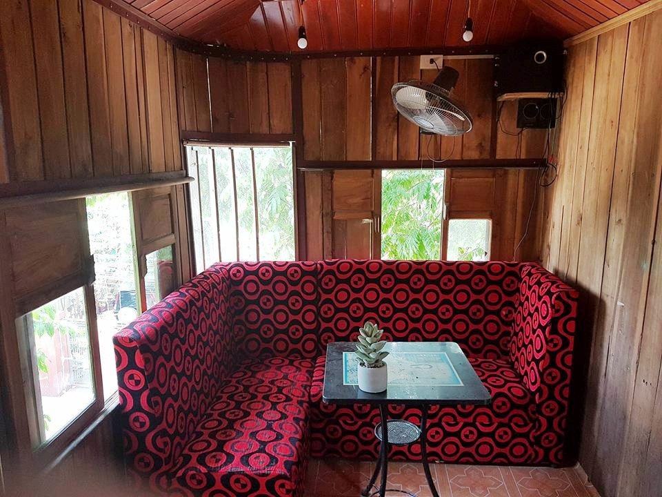 Các phòng bên trong nhà đều có ghế sofa và bàn để ngồi uống nước hay thưởng thức cà phê. Phòng lớn của ngôi nhà chứa được 2 bộ bàn ghế, phòng nhỏ thì ít hơn.