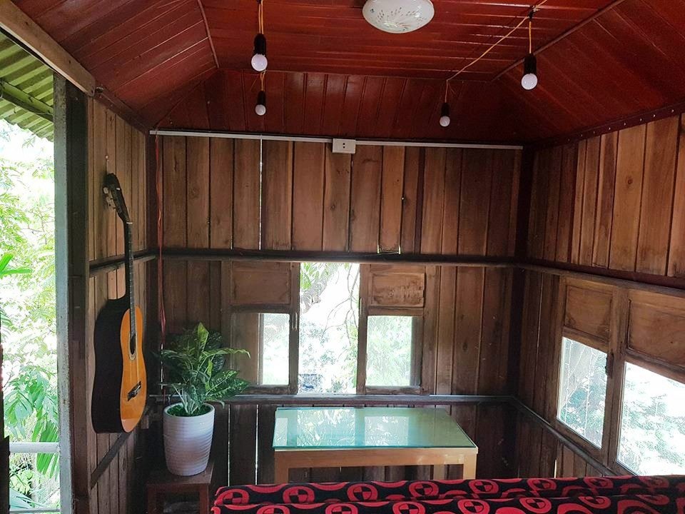 Dù nằm cheo leo trên ngọn cây nhưng bên trong căn nhà được thiết kế rất rộng rãi và thoáng mát. Ngoài cửa chính, nhà còn có cửa sổ xung quanh nên lúc nào cũng sáng và có gió vào.