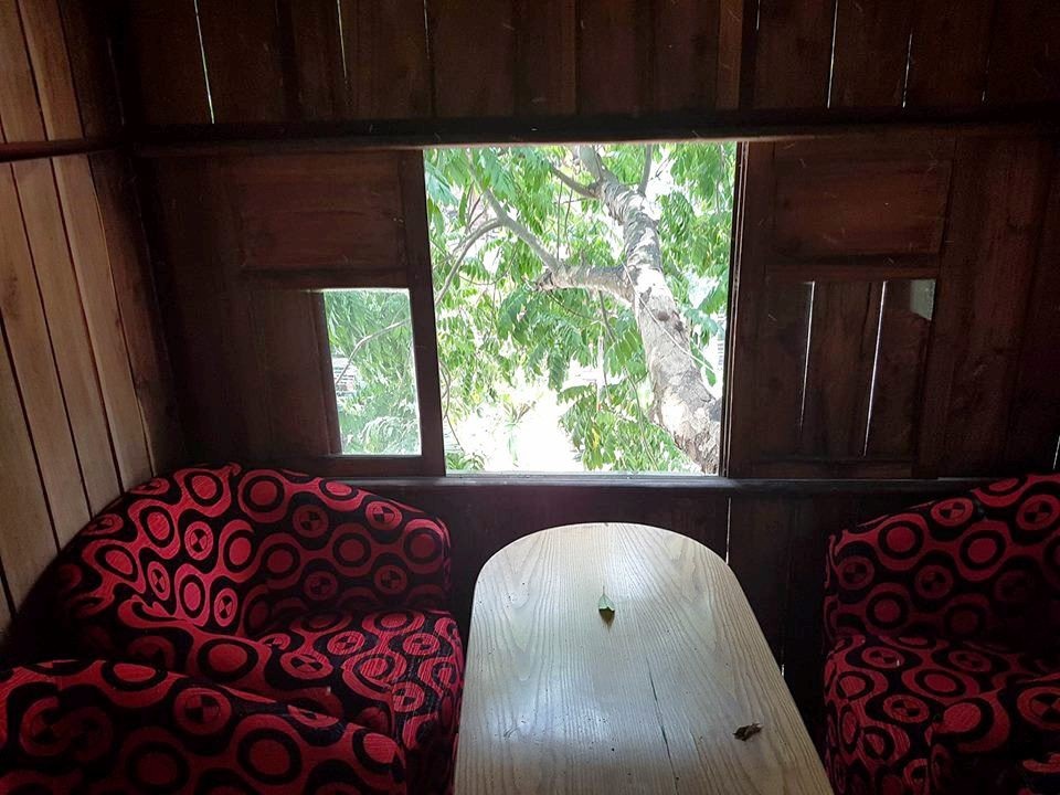 
Bàn ghế ngồi uống nước ngắm cảnh từ trên cây được thiết kế phù hợp để khách có thể quan sát xung quanh cây hay phía dưới qua những ô cửa sổ.
