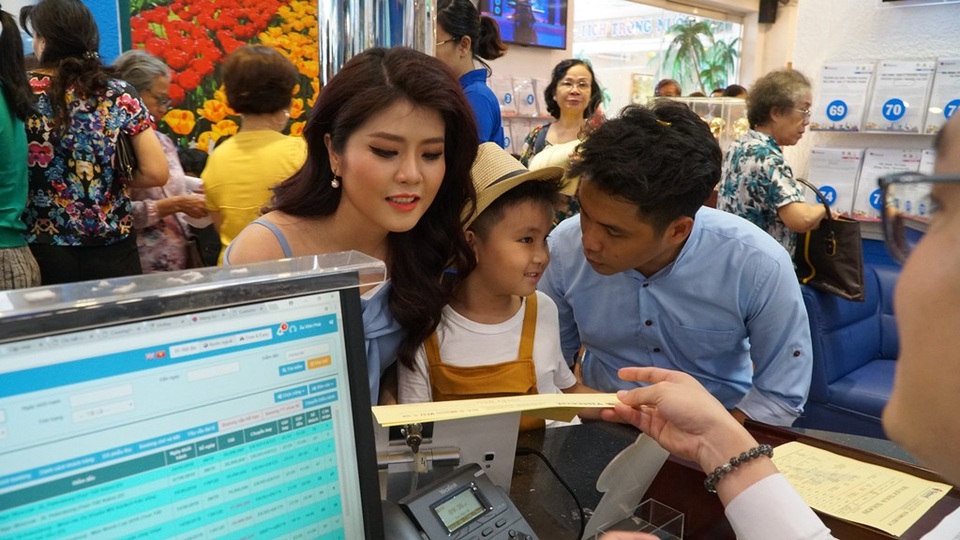 Gia đình MC Thanh Phương đang tìm hiểu về chính sách VISA đi Nhật và rất ấn tượng với chương trình khuyến mãi của Vietravel. Khi cả gia đình đều hoạt động trong lĩnh vực nghệ thuật, MC Thanh Phương và Ca sĩ Huy Luân cũng luôn cố gắng dành từ 4-5 ngày trong tháng để đi du lịch cùng con. Đó là khoảng thời gian tuyệt vời nhất để bé có những trải nghiệm mới mẻ, học hỏi nhiều điều thú vị. Thanh Phương chia sẻ: “Bé nhà rất thích đi biển, nên mùa hè này gia đình sẽ cùng nhau đến Nha Trang để gia đình có khoảng thời gian gần gũi nhau hơn”