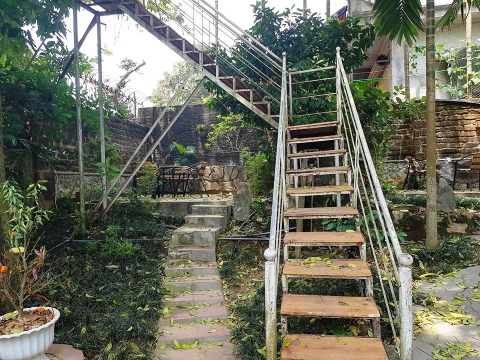 Để lên được ngôi nhà phải đi bằng hệ thống cầu thang có tay vịn cao gần 10m. Căn nhà có thiết kế đặc biệt cho khách đến uống cà phê được thử cảm giác lạ.