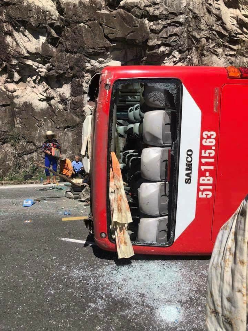 Lật xe khách trên đèo, 2 người chết, 21 người bị thương - 1 Lật xe khách trên đèo, 2 người chết, 21 người bị thương - 1