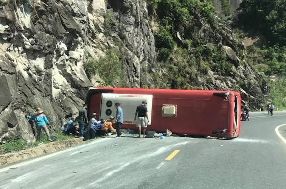 Hiện trường vụ lật xe khách kinh hoàng vào sáng nay, 12/5