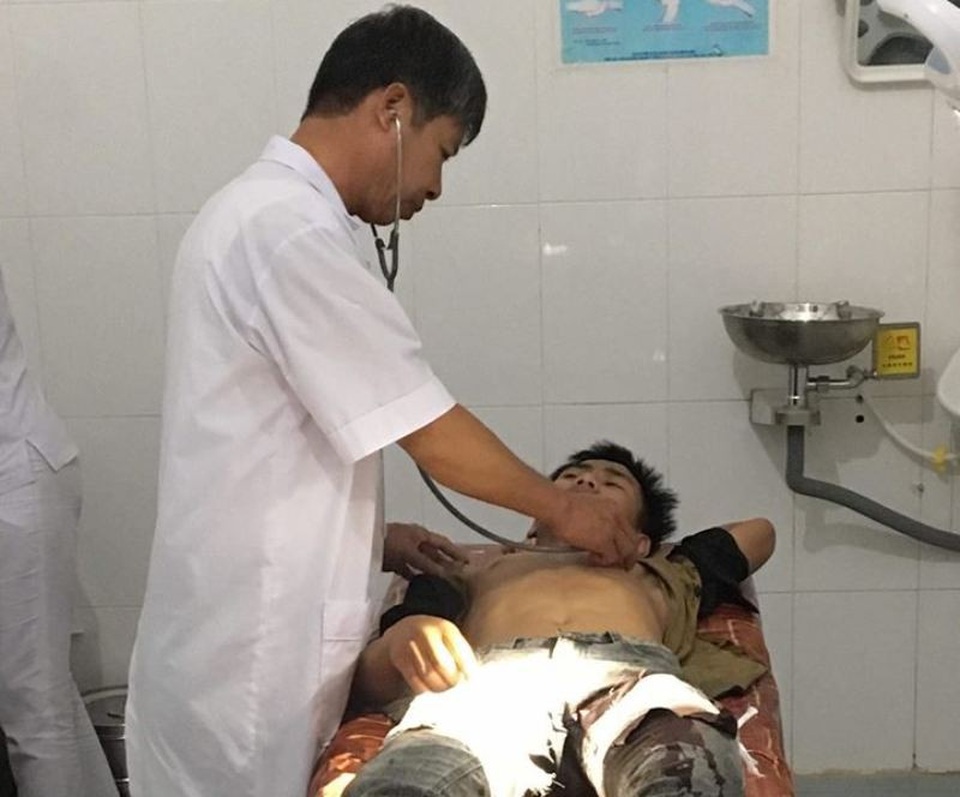 Nam sinh lớp 10 cầm dao đâm bạn trọng thương - 1 Em C. đang được các bác sĩ Bệnh viện Đa khoa huyện Hương Sơn điều trị