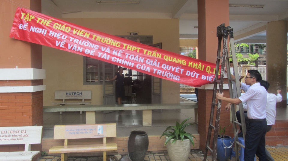 Vụ giáo viên treo băng rôn giữa trường: Đình chỉ hiệu trưởng - 1
Hiệu trưởng trường THPT Trần Quang Khải (quận 11, TPHCM) - nơi diễn ra sự việc giáo viên treo băng rôn đòi quyền lợi vừa bị đình chỉ công tác.
