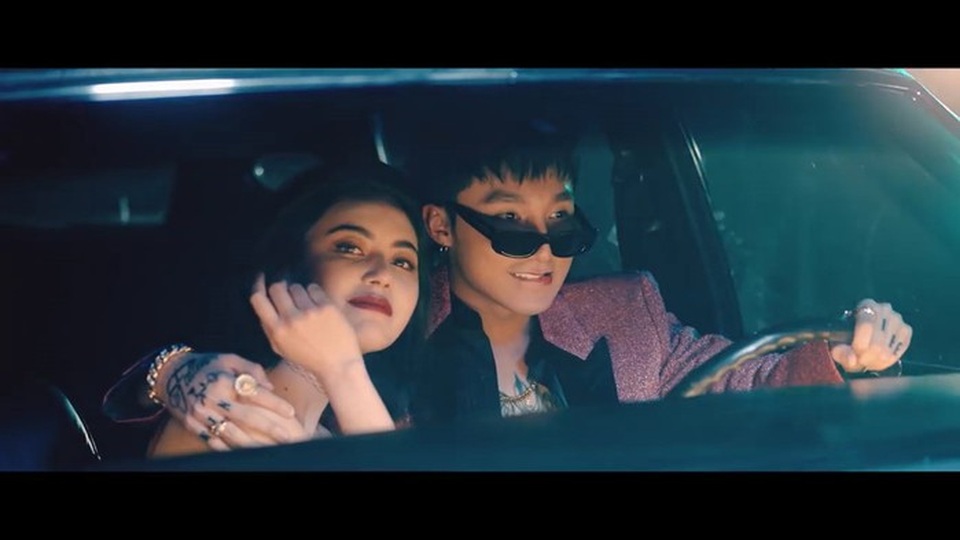 “Bạn gái” trong MV mới của Sơn Tùng M-TP cực nổi tiếng ở Thái Lan - 1 Hình ảnh tình tứ của Sơn Tùng M-TP và Davika trong MV Chạy ngay đi. Mỗi lần Sơn Tùng đóng cặp với một cô gái, các fans lại rần rần tìm kiếm thông tin. Nhưng chưa từng có ai nổi tiếng và đẳng cấp như Davika