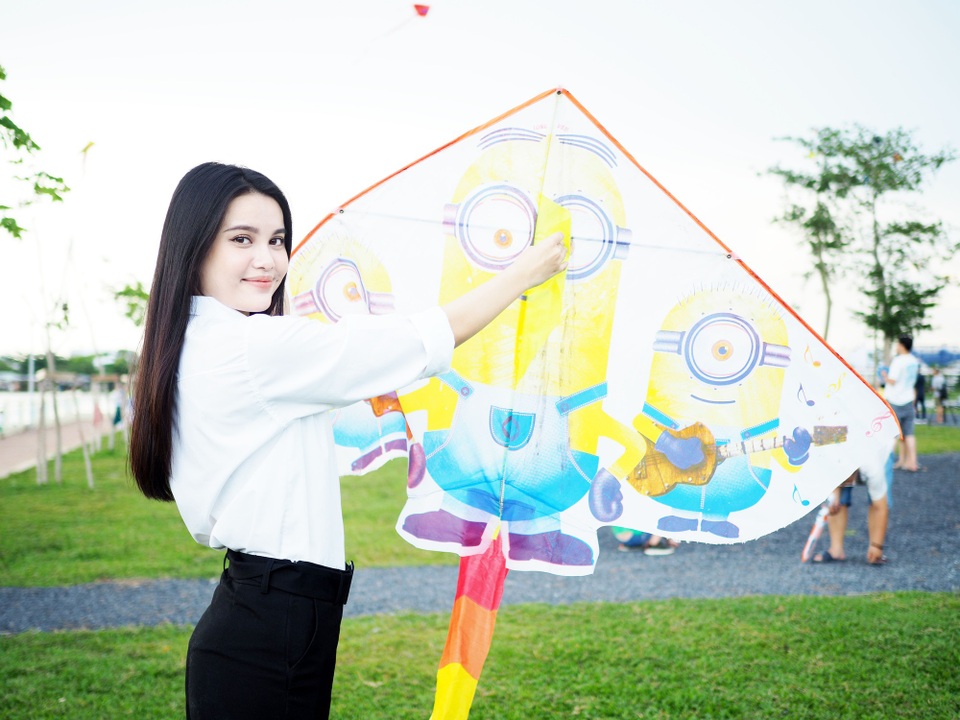 Tự mình trải nghiệm cũng như gặp gỡ, trò chuyện cùng người dân vui chơi tại đây, Diệu Thùy đã mang đến một bản tin thú vị, cho thấy nhịp sống yên bình ngay tại thành phố sôi động.