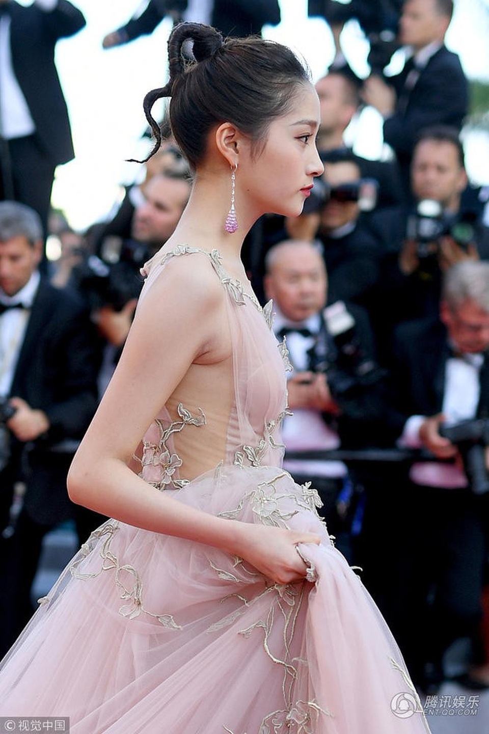 Tiểu hoa đán Trung Quốc đẹp sang chảnh trên thảm đỏ Cannes - 10