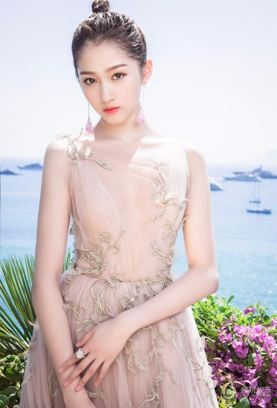 Tiểu hoa đán Trung Quốc đẹp sang chảnh trên thảm đỏ Cannes - 6