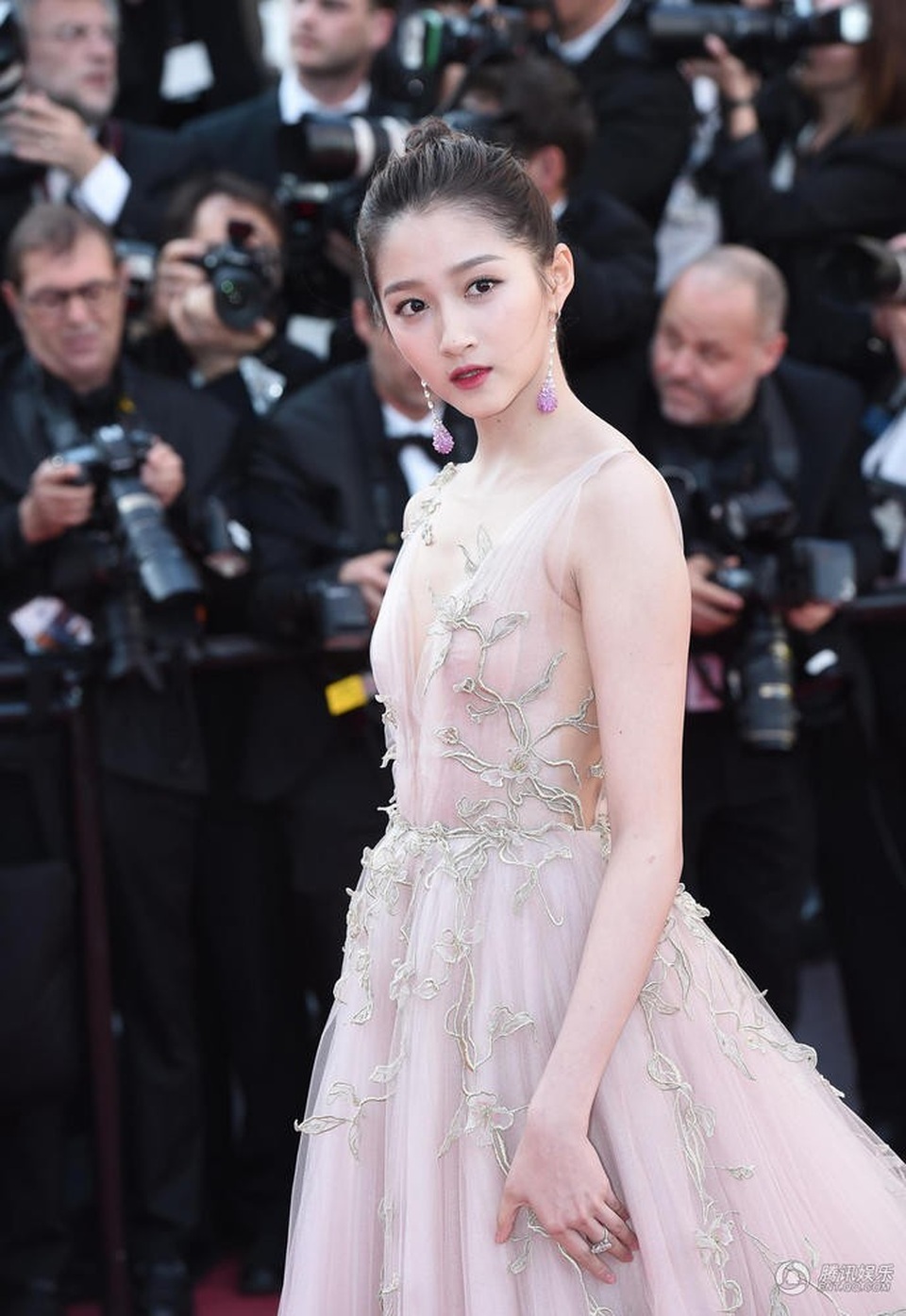 
Quan Hiểu Đông sinh trưởng trong một gia đình giàu truyền thống nghệ thuật với cha mẹ, ông nội đều theo đuổi nghệ thuật. Ngay từ nhỏ cô đã muốn trở thành một nghệ sĩ. Ngôi sao 21 tuổi hiện đang theo học tại Học viện nghệ thuật Bắc Kinh.
