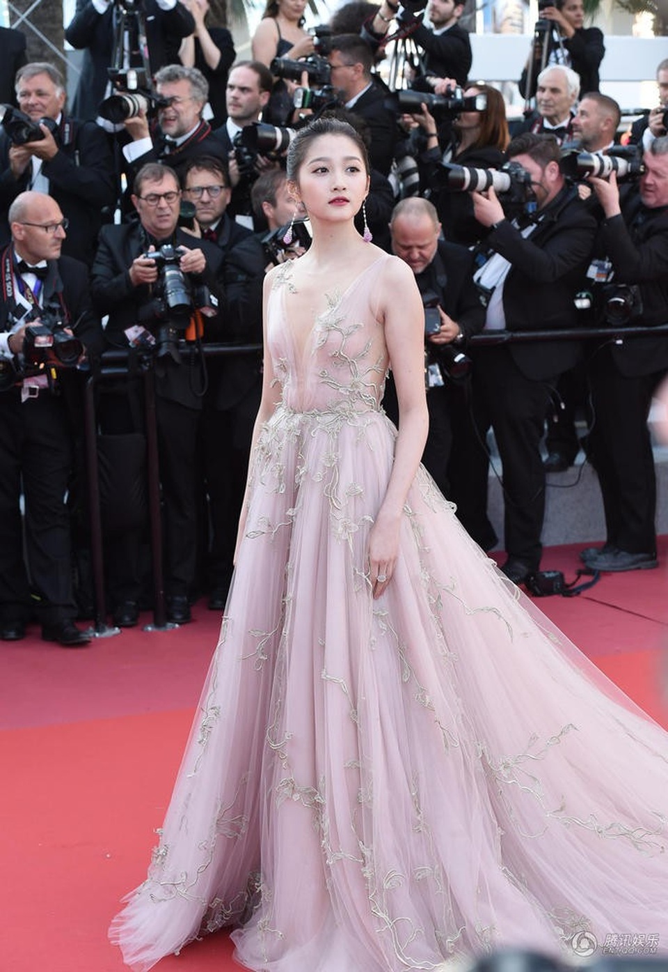 
Quan Hiểu Đông tới Cannes lần này để quảng cáo cho bộ phim Ash Is The Purest White (Jiang Hu Er Nv) mà cô tham gia diễn xuất.
