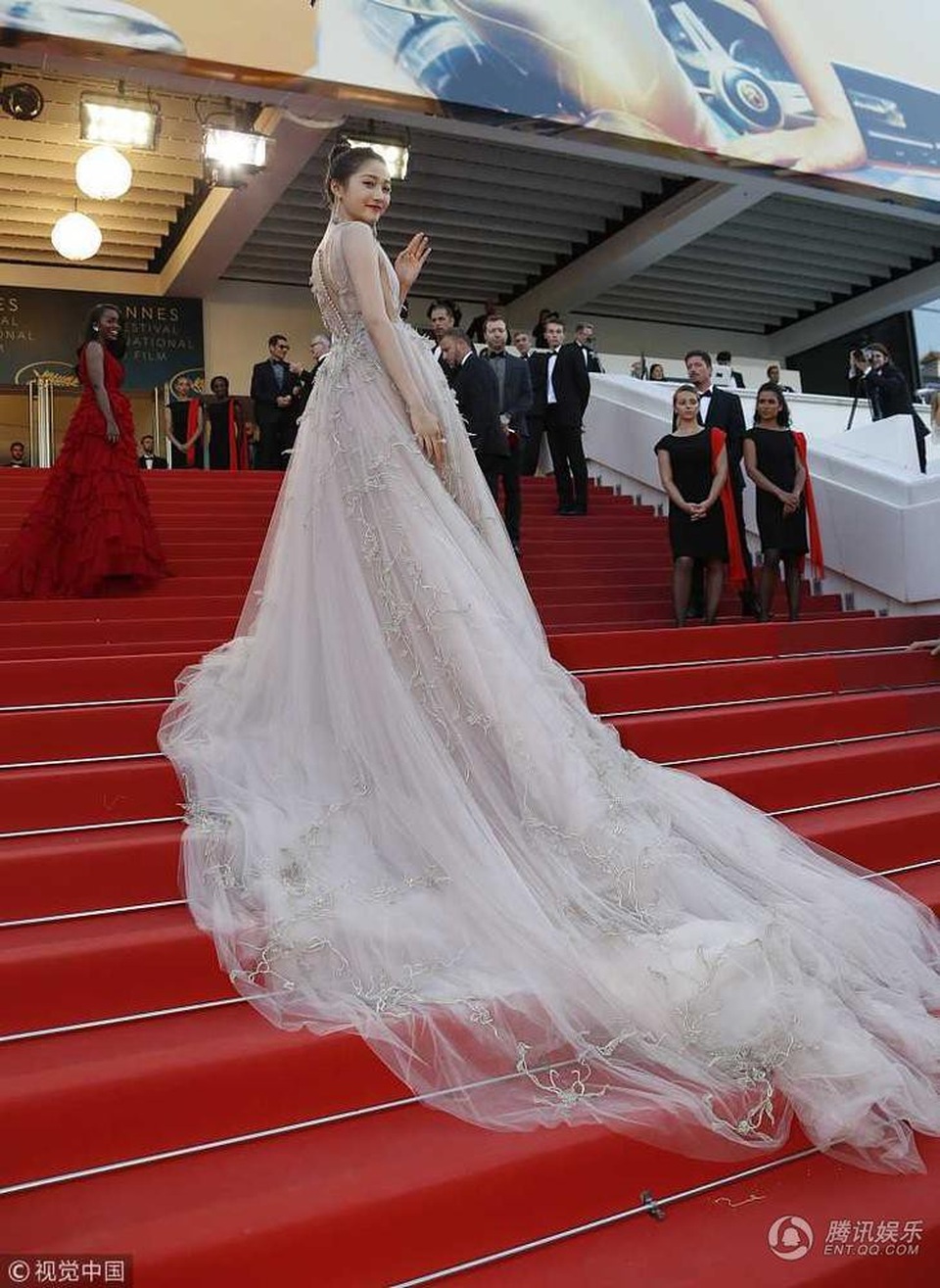 
Lần đầu tham dự Cannes, Quan Hiểu Đông khá hồi hộp nhưng cô đã hoàn thành xuất sắc nhiệm vụ trên thảm đỏ.
