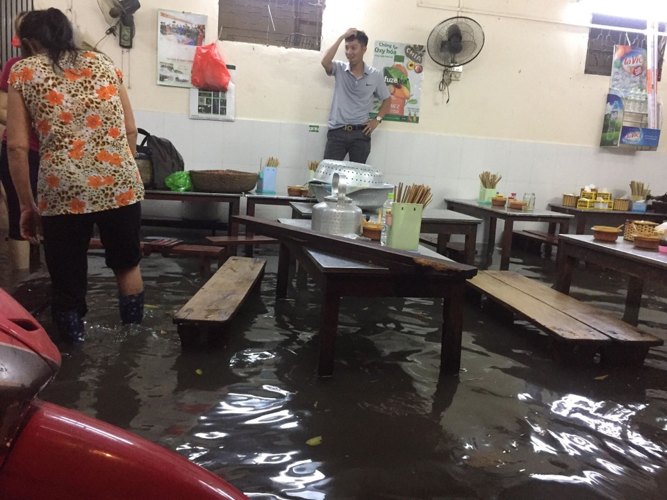 Sau cơn mưa đầu mùa, nhiều tuyến đường Hà Nội thành sông! - 16 Sau cơn mưa đầu mùa, nhiều tuyến đường Hà Nội thành sông! - 16